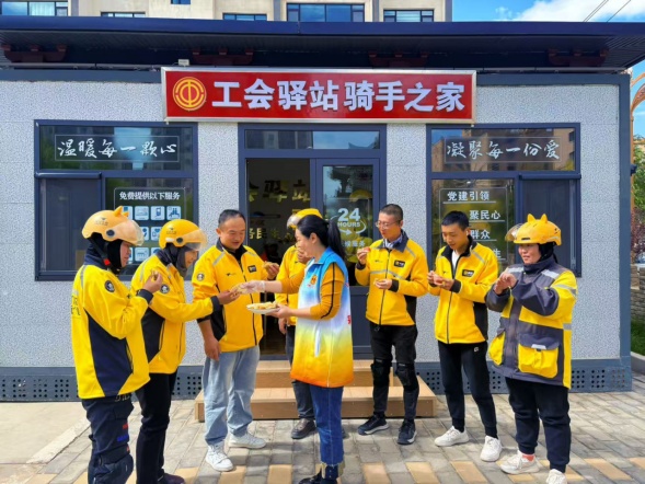 应牛配 甘肃民乐县工会干部“轮值”当“站长”