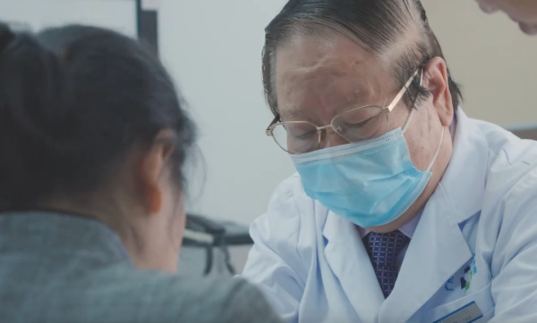 恒盈策略 双节假期里，八旬国医大师周岱翰诊室的灯又早早亮了