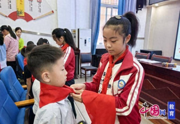 通昭配资 绵阳市游仙区石马小学举行建队日新队员入队仪式